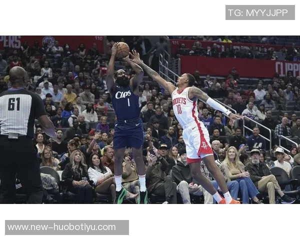 哈登绝杀三分遭打手心情低落却依然穿越人海温暖拥抱马克西母亲